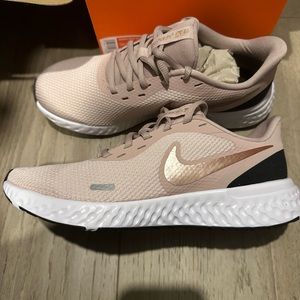 Women’s Nike Revolution 5 in rose colour size 7